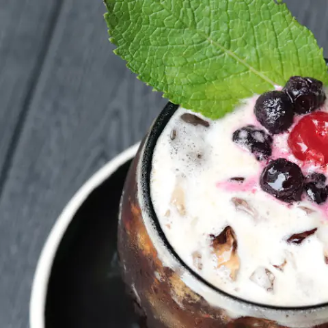 Cold brew con frutos rojos y hierbabuena