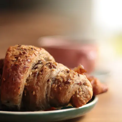 Croissant de mantequilla y cereal