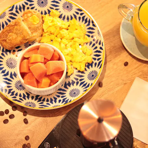 Desayuno Terrario con huevos, croissant, fruta y jugo