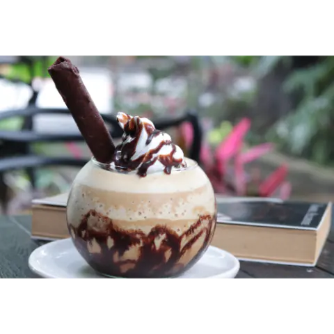 Frappé de café con chantilly y chocolate
