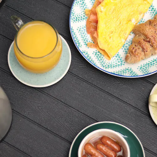 Omelette con croissant y jugo de naranja