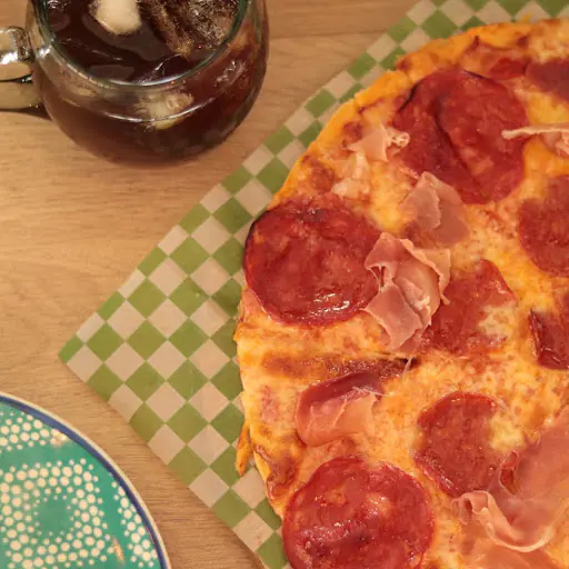 Pizza de madurados con pepperoni y jamón serrano