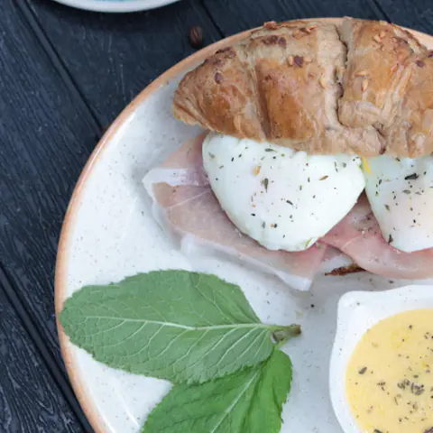 Sánduche holandés con huevos pochados